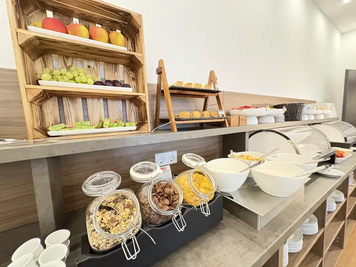 Frühstücksbuffet mit Obst, Müsli und Brötchen