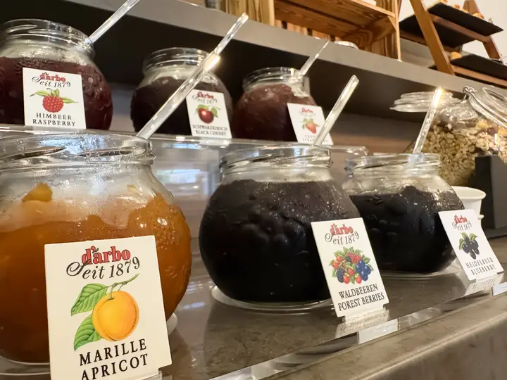 Marmeladengläser auf dem Buffet