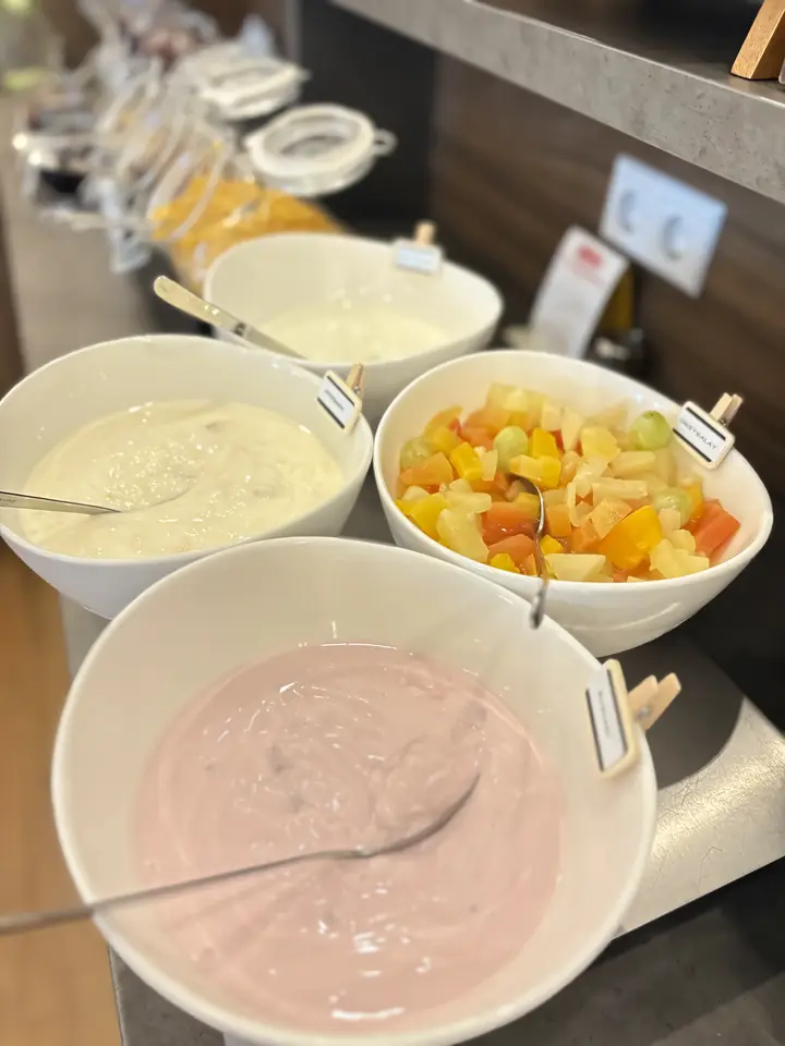 Frisches Obst, Joghurt und Quark am Buffet