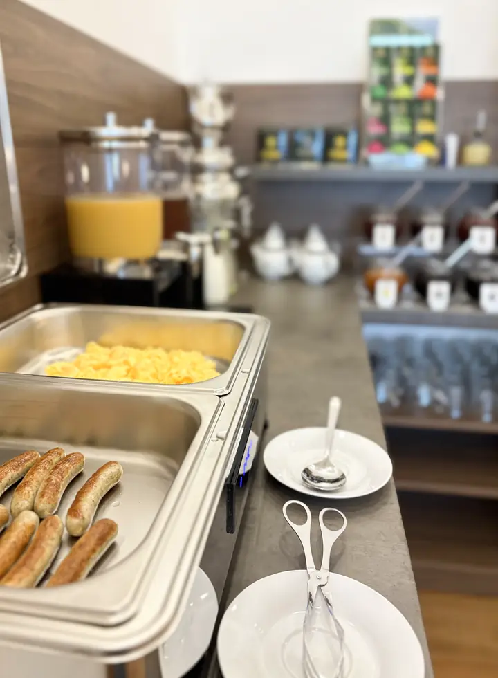 Rührei und Würstchen am Warmhaltebuffet