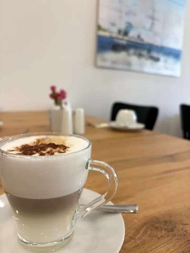 Cappuccino auf einem Holztisch