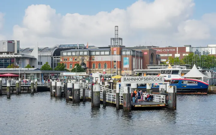 Kieler Hauptbahnhof mit Bahnhofsbrücke am Wasser