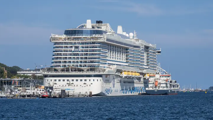 Kreuzfahrtschiff am Ostseekai