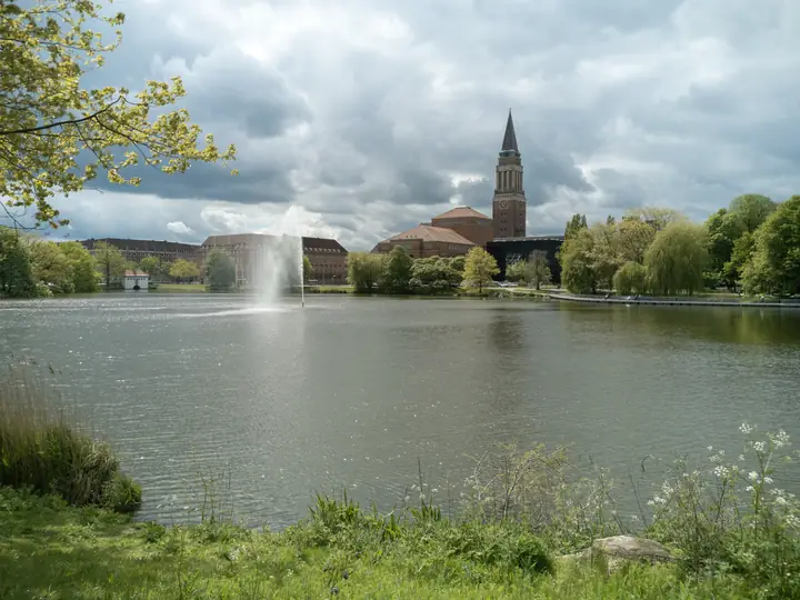 Opernhaus und Rathausturm hinter dem Kleinen Kiel