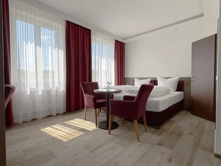 Doppelzimmer in Weinrot